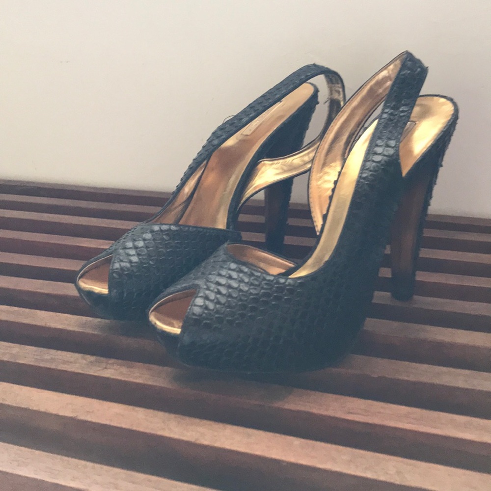 Report signature platform heels